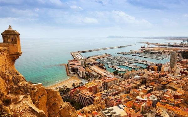 西班牙小費文化 西班牙罰款 26件事千萬別在西班牙做 西班牙旅遊禁忌 西班牙不能做什麼 西班牙旅遊注意事項 西班牙旅遊法規 西班牙常犯錯誤 台灣人在西班牙的注意事項 台灣人到西班牙要注意什麼 西班牙旅遊該注意哪些 西班牙容易踩雷的違法行為 西班牙踩雷 西班牙違法行為 西班牙墨西哥不同 西班牙轉接頭  